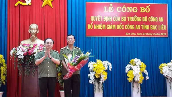 Thứ trưởng Bùi Quang Bền trao quyết định cho Đại tá Lê Tấn Tới, Giám đốc Công an tỉnh Bạc Liêu.