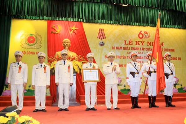 Thừa ủy quyền của Chủ tịch nước, Thứ trưởng Tô Lâm trao Huân chương Độc lập hạng Nhất tặng Đoàn Thanh niên Bộ Công an