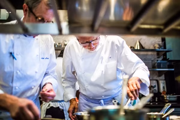 Pierre Gagnaire đã rất thành công khi pha trộn hài hòa hương thơm và mùi vị các loại thảo mộc Việt cùng công thức nấu ăn tinh tế kiểu Pháp như một vị khách từ lục địa già đầy cảm hứng khi phát hiện ra vùng đất mới.