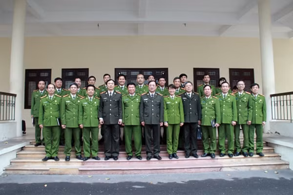 Thứ trưởng Nguyễn Văn Thành với các cán bộ, giáo viên Trường cao đẳng CSND I.