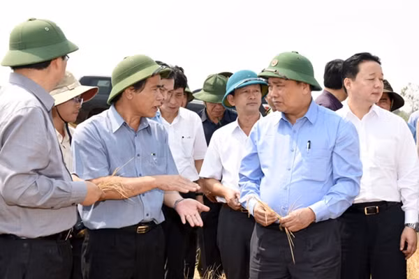 Phó Thủ tướng Nguyễn Xuân Phúc kiểm tra vùng hạn Chư Pưh, Gia Lai.