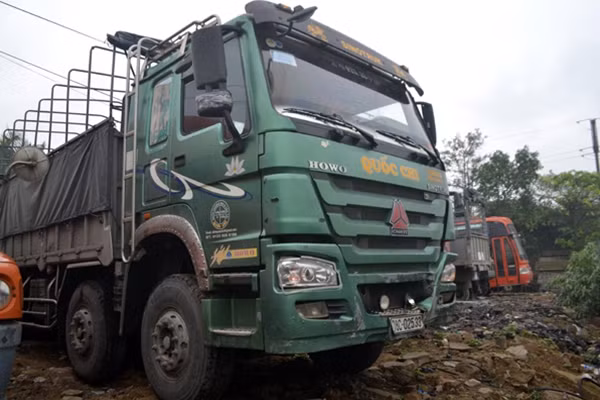 Chiếc xe tiền tỷ bị nạn và xe tải gây tai nạn.