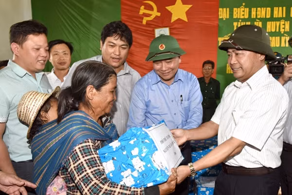Phó Thủ tướng Nguyễn Xuân Phúc tặng quà cho gia đình chính sách tại huyện Chư Sê, Gia Lai.