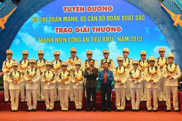 Thứ trưởng Thường trực Đặng Văn Hiếu và đồng chí Đặng Quốc Toàn trao Giải thưởng “Thanh niên Công an tiêu biểu” năm 2015.
