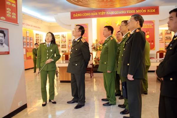 Thứ trưởng Nguyễn Văn Thành tham quan nhà truyền thống của Trường cao đẳng CSND I.