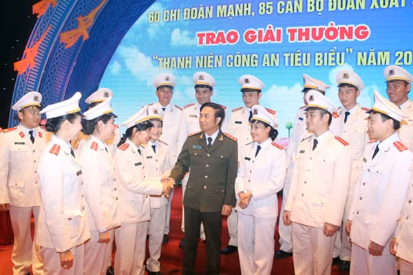 Thứ trưởng Thường trực Đặng Văn Hiếu chúc mừng, căn dặn 20 gương thanh niên Công an tiêu biểu nhận giải thưởng.