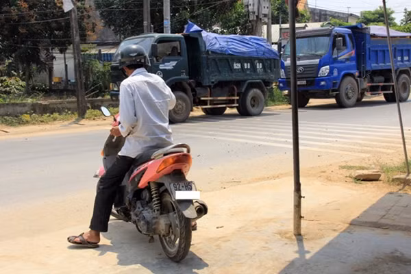 Chỉ sau khi lực lượng CSGT bắt 3 xe “Trực Em” thì các xe khác của Trực Em và đoàn xe Phượng Hoàng đã được “chim mồi” dọc quốc lộ 1A cấp báo vội “ém” quân, dừng xe chờ đợi lực lượng CSGT rút đi để tiếp tục hoành hành…