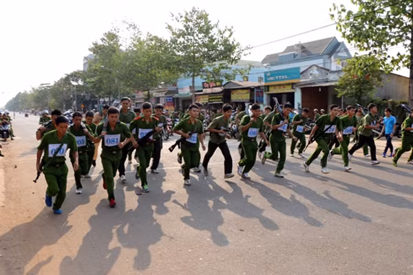 Các vận động viên thi nội dung chạy vũ trang nam.