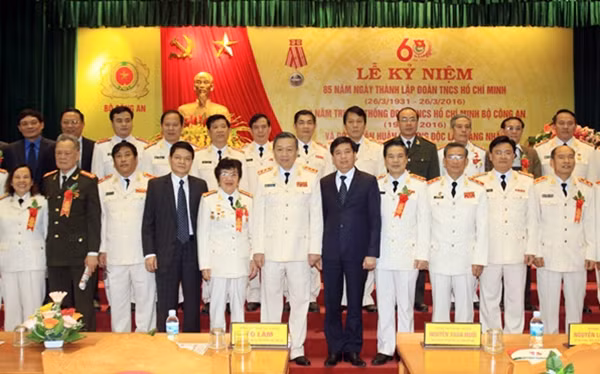 Thứ trưởng Tô Lâm với các đại biểu dự buổi lễ.