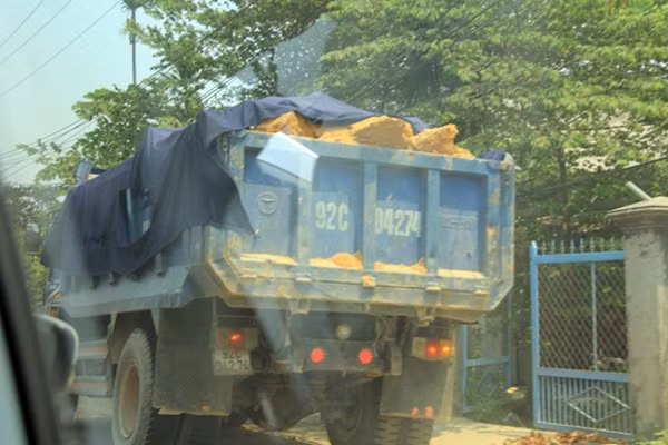 Xe tải ben cơi nới, chở quá tải “hoành hành” trên quốc lộ 1A và đường DT611