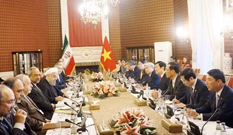 Chủ tịch nước Trương Tấn Sang và phái đoàn tiếp xúc với các doanh nghiệp Iran.