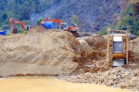 Tận thu vàng sa khoáng ở dự án Aróh.