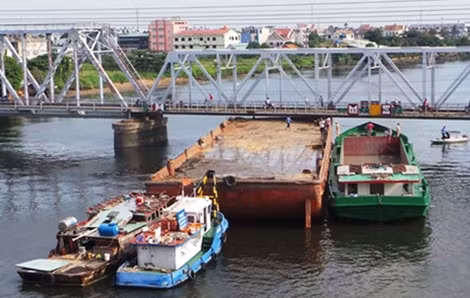 Sà lan kẹt dưới cầu sắt Bình Lợi. Ảnh: H.H..