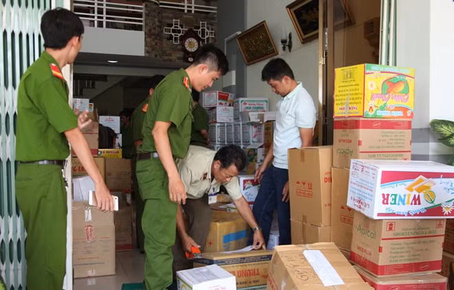 Lực lượng chức năng niêm phong, tạm giữ số lượng lớn bánh, kẹo để điều tra theo thẩm quyền.