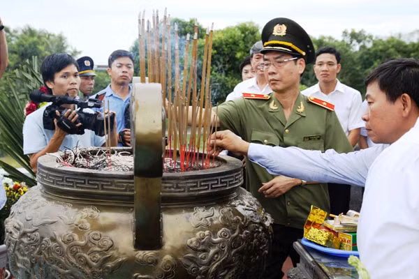 Đồng chí Đinh Thế Huynh và đoàn công tác thắp hương tưởng nhớ, tri ân các Anh hùng liệt sĩ tại Thành cổ Quảng Trị.