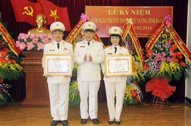 Lãnh đạo Công an tỉnh, lãnh đạo Tổng Cục tình báo trao Bằng khen cho các tập thể, cá nhân có thành tích xuất sắc