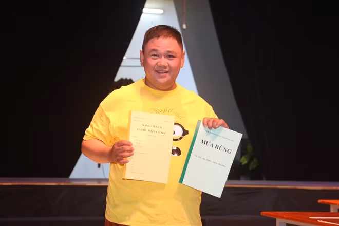 Anh vui vẻ “khoe” 2 kịch bản cho 2 vở diễn đầu tiên trong năm.