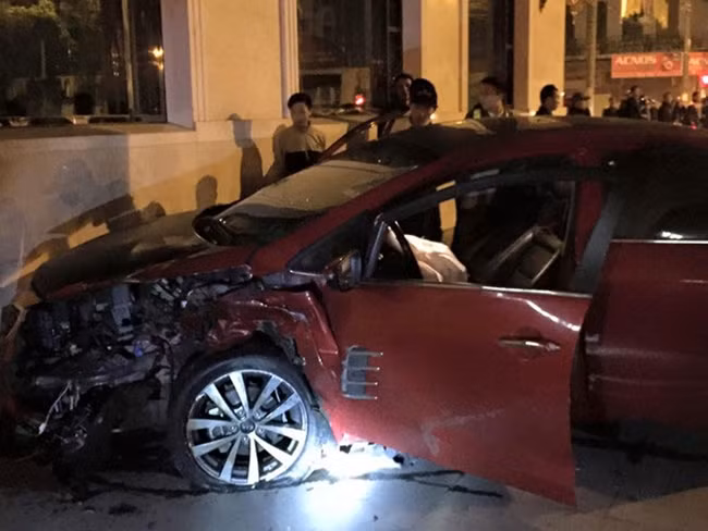 Hiện trường chiếc xe Kia K3 sau vụ va chạm
