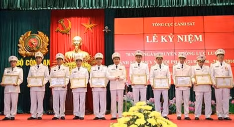 Thứ trưởng Lê Quý Vương trao Bằng khen của Bộ Công an cho các tập thể có thành tích xuất sắc.