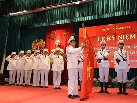 Thừa ủy quyền của Chủ tịch nước, Thứ trưởng Lê Quý Vương đã gắn Huân chương chiến công hạng Nhất lên Cờ truyền thống của Cục Cảnh sát Cảnh sát truy nã tội phạm và trao Bằng Huân chương chiến công hạng Nhất cho tập thể Cục Cảnh sát truy nã tội phạm.