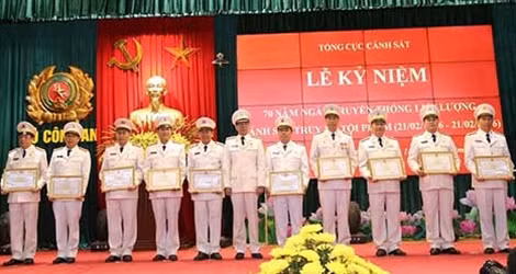 Trung tướng Phan Văn Vĩnh, Tổng cục trưởng Tổng cục Cảnh sát trao Bằng khen của Bộ Công an cho các cá nhân có thành tích xuất sắc (trong đó có Thượng tá Phạm Quang Khải, Phó Tổng Biên tập Báo CAND).