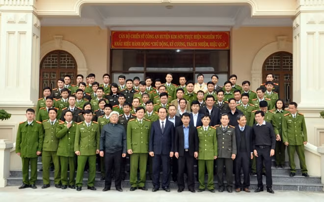Bộ trưởng Trần Đại Quang với Công an huyện Kim Sơn.