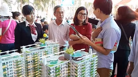 Người mua nhà tìm hiểu về dự án chung cư cao cấp.