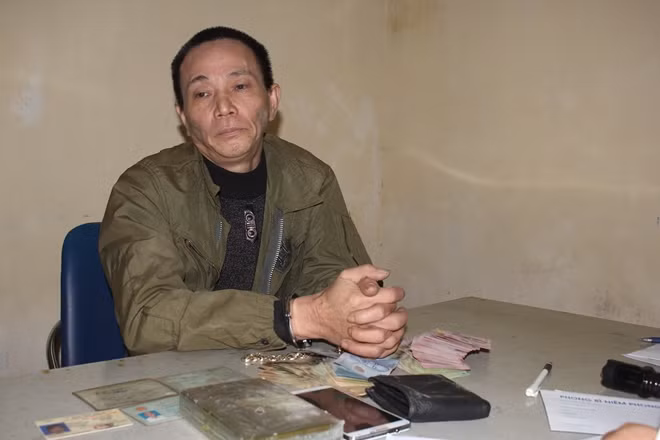 Đối tượng Tạ Quang Cảnh cùng tang vật thu được trong người tại cơ quan Công an.