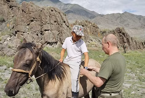 Ông V.Putin tặng đồng hồ cho con trai của người chăn gia súc.