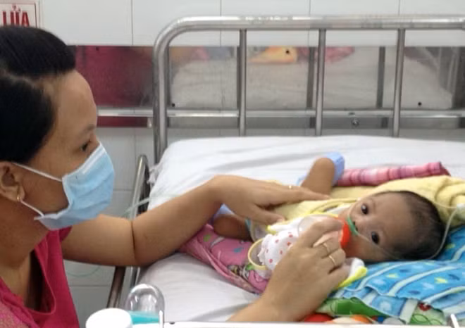Trẻ mắc bệnh viêm tiểu phế quản phải thở oxy tại BV Nhi đồng 1 TP Hồ Chí Minh