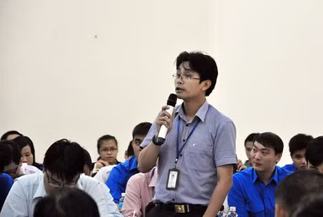 Tiến sĩ Trần Trung Nghĩa, Bí thư Đoàn trường ĐH Bách Khoa đóng góp ý kiến dự thảo văn kiện Đại hội Đảng toàn quốc lần thứ XII.