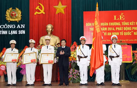 Thừa ủy quyền của Chủ tịch nước đồng chí Vy Văn Thành trao Huân chương Bảo vệ tổ quốc Hạng ba cho 3 đơn vị phòng PC45, PC46, Công an huyện Cao Lộc.