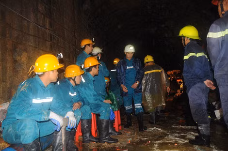 Tranh thủ nghỉ ngơi để giao ca.