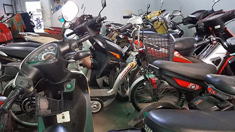 Bãi xe quây quanh một khu chung cư. Bãi xe quây quanh một khu chung cư.