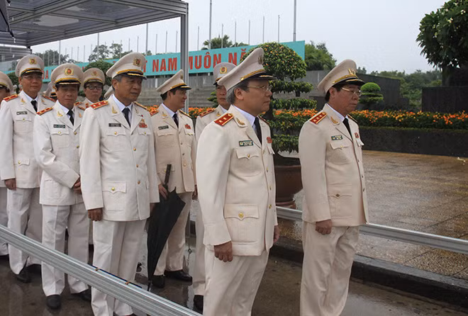 Thứ trưởng Bùi Văn Nam và các đại biểu vào Lăng viếng Chủ tịch Hồ Chí Minh.