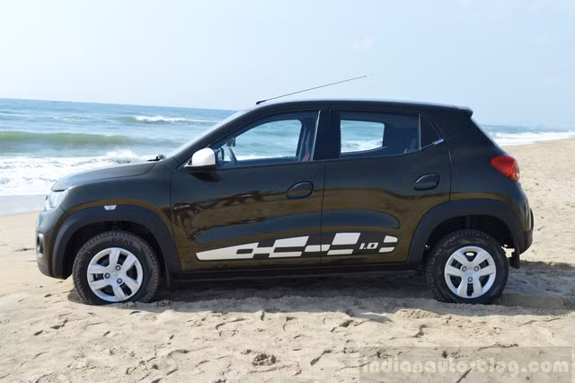 Theo hãng Renault, động cơ xăng 1.0 lít mới chỉ được áp dụng cho Kwid bản RxT và RxT (O) tại thị trường Ấn Độ. Để tạo điểm nhấn khác biệt với phiên bản sử dụng động cơ 0,8 lít, Renault Kwid 1.0 MT được bổ sung đề-can màu đen-trắng bên sườn. Ngoài ra, xe còn có nhãn "1.0" bên sườn như dấu hiệu nhận biết.