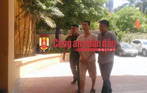 Lực lượng CSHS Công an quận Cầu Giấy di lý đối tượng Khánh từ Đắk Lắk về Hà Nội để phục vụ công tác điều tra.