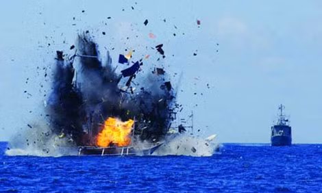 Hải quân Indonesia phá hủy một tàu đánh cá nước ngoài ở gần Bắc Sulawesi hôm 20-6.