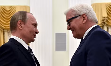 Ngoại trưởng Đức Frank-Walter Steinmeier (phải) gặp Tổng thống Nga Putin tại Moscow hôm 23-3-2016.