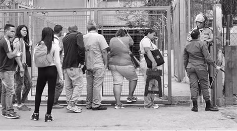 Người dân xếp hàng chờ mua nhu yếu phẩm tại một siêu thị ở Caracas.