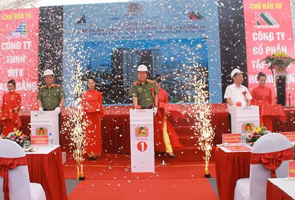 Thứ trưởng Bùi Văn Thành; lãnh đạo Tổng cục Hậu cần - Kỹ thuật và các Chủ đầu tư, bấm nút khởi công Dự án. Thứ trưởng Bùi Văn Thành; lãnh đạo Tổng cục Hậu cần - Kỹ thuật và các Chủ đầu tư, bấm nút khởi công Dự án.