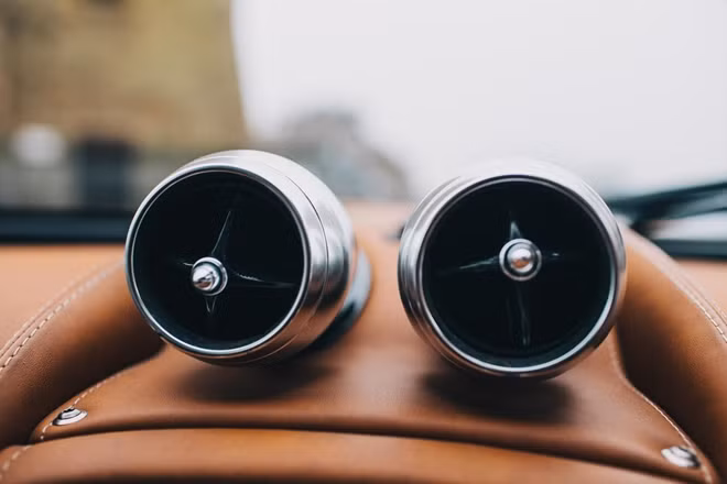 Cửa gió điều hòa trông như đôi mắt ốc nhồi hoặc động cơ máy bay của Pagani Huayra.