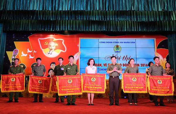 Trung tướng Nguyễn Xuân Mười, Phó Tổng cục trưởng Tổng cục Chính trị CAND trao giải cho các đoàn đạt giải A.