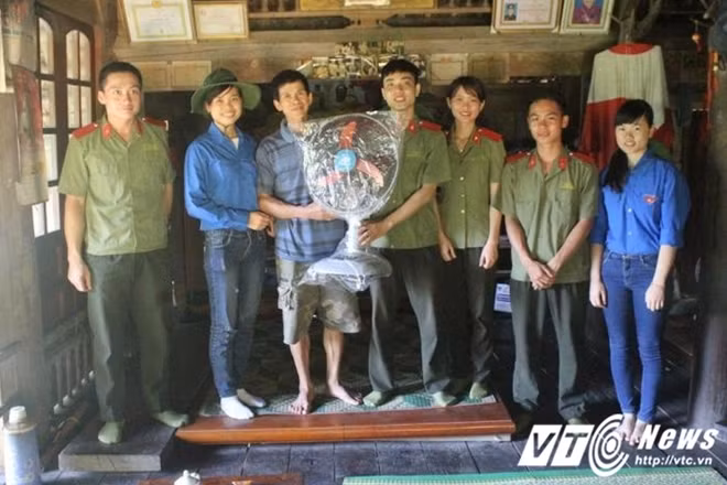 Những món quà nhỏ, ý nghĩa được các thành viên của CLB Tình nguyện trao đến tận tay từng hộ gia đình khó khăn.