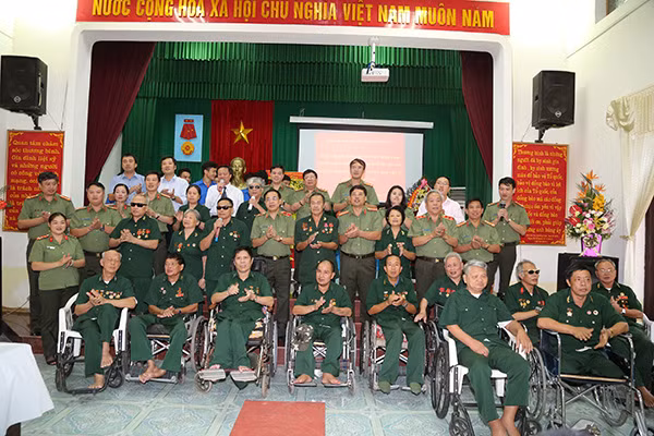 Một số hình ảnh của Đoàn công tác của Tổng cục Hậu cần – Kỹ thuật trong chuyến thăm, tặng quà cho các thương, bệnh binh tại Trung tâm điều dưỡng Thương binh Duy Tiên.