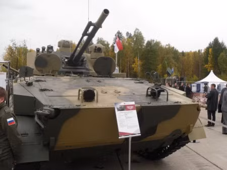 Tháp pháo điều khiển từ xa với cấu hình vũ khí tiêu chuẩn của BMP-3, có thể thấy rõ 2 kính nhìn toàn cảnh ngày - đêm Krechet.