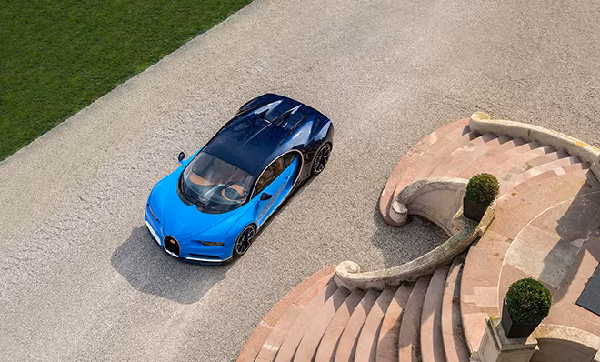 Rất nhiều tranh cãi xoay quanh vấn đề cơ bản rằng siêu phẩm Bugatti Chiron có phải là một chiếc xe thể thao hay không. Tuy nhiên, về mặt thiết kế, xe có hai chỗ ngồi về cơ bản Bugatti Chiron là một chiếc xe thể thao sang trọng.