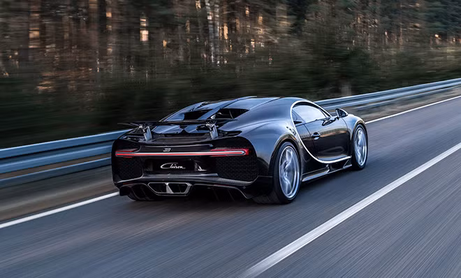 Chiron kế thừa từ người tiền nhiệm là Bugatti Veyron - siêu phẩm từng giữ danh hiệu là chiếc xe nhanh nhất thế giới trước khi chưa có sự xuất hiện của Chiron.