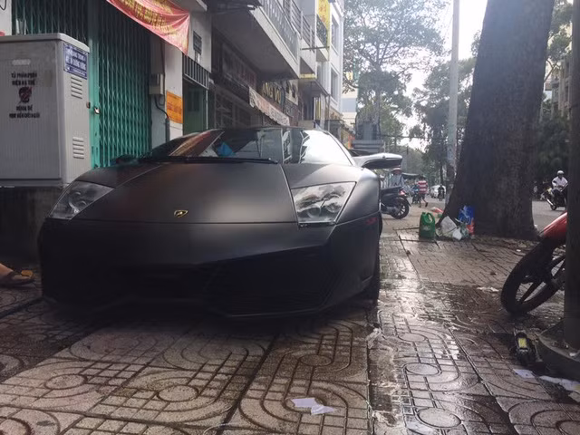 Chiếc Lamborghini Murcielago LP670-4 SV màu đen mờ cũng xuất hiện tại salon ô tô này.