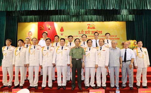 Thứ trưởng Bùi Văn Thành với các đại biểu tham dự buổi Lễ. Thứ trưởng Bùi Văn Thành với các đại biểu tham dự buổi Lễ.